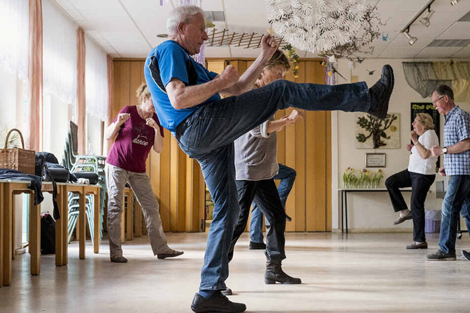 Auch die Verteidigung mit Tritten und Schlägen wird im Kurs vermittelt.