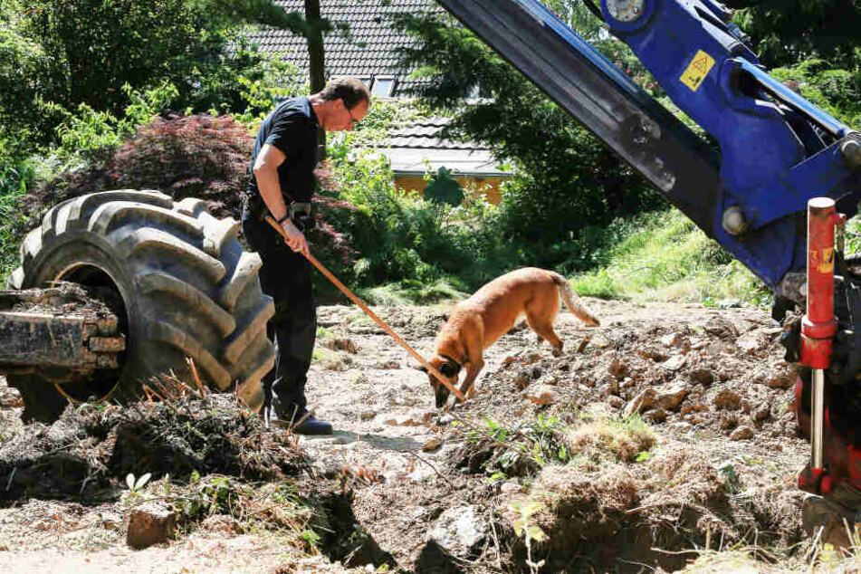 Die Polizei grub den Garten des Mannes in Wuppertal komplett um.