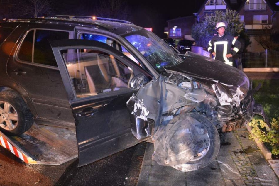 Die Feuerwehr "befreite" das Autowrack aus dem Haus.