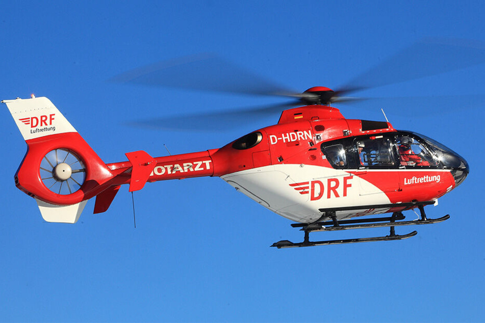 Ein Rettungshubschrauber brachte den 21-Jährigen in ein Krankenhaus. (Symbolbild)