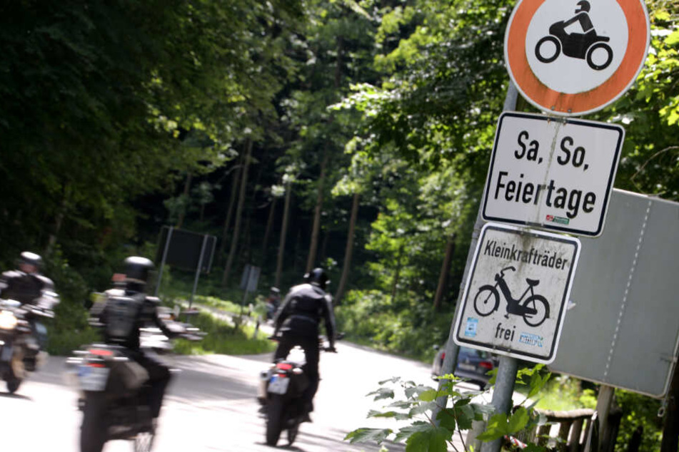 Motorräder auf der Kesselbergstraße zwischen dem Kochelsee und dem Walchensee.