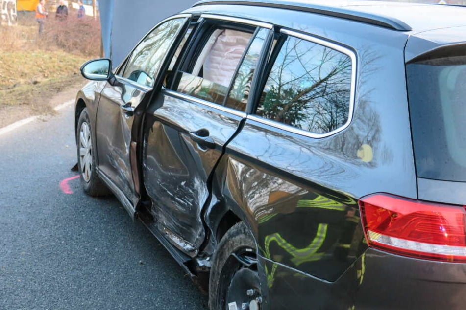 Beide Fahrzeuge wurden bei dem Unfall schwer beschädigt.