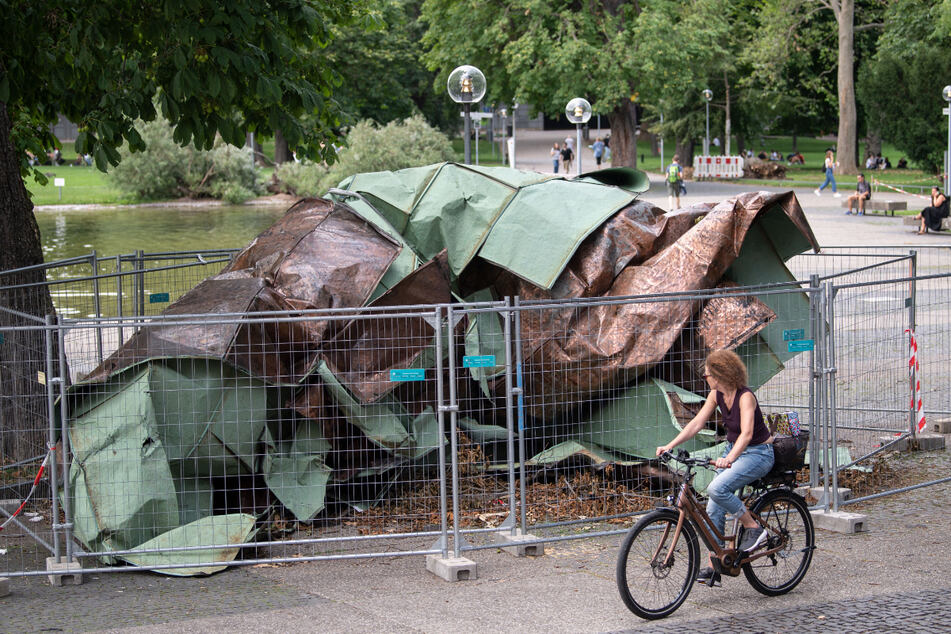 Ein Teil des Kupferdachs des Stuttgarter Opernhauses liegt am Eckensee auf dem Boden. Heftige Sturmböen hatten das große Kupferteil Ende Juni vom Dach des sanierungsbedürftigen Hauses gerissen.