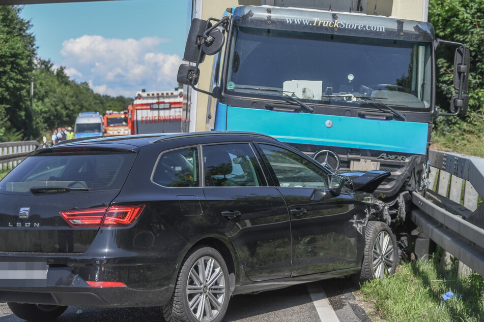 Der Seat-Fahrer kollidiert mit einem Lastwagen und kommt anschließend zum Stehen.