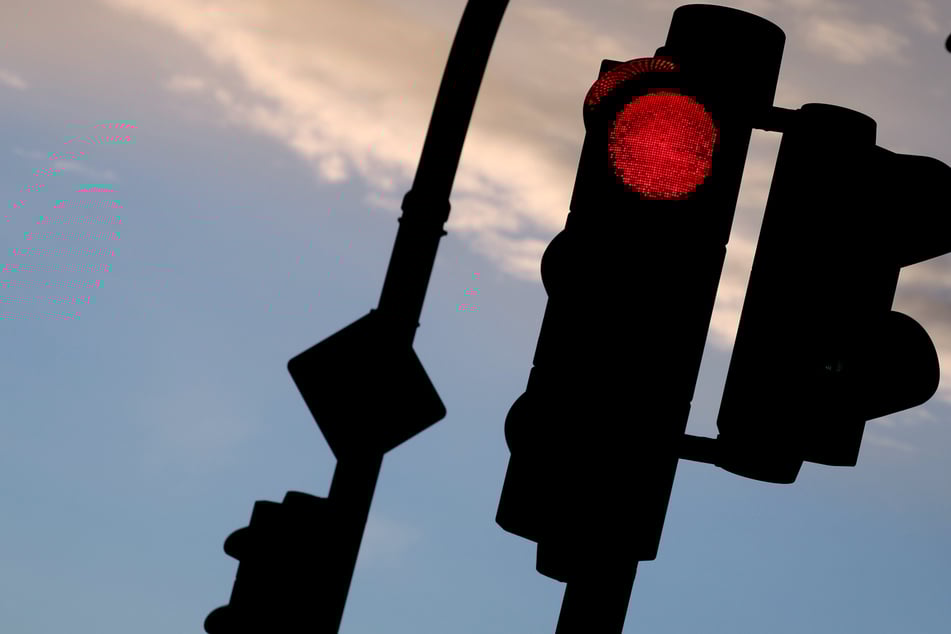 Ampel fällt auf Fußgängerin: Drei Verletzte nach Crash in Magdeburg
