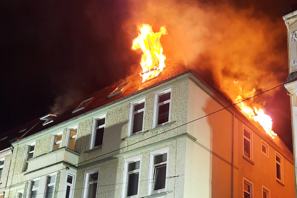 Brand in Mehrfamilienhaus: Feuerwehr findet Leiche von 29-Jährigem