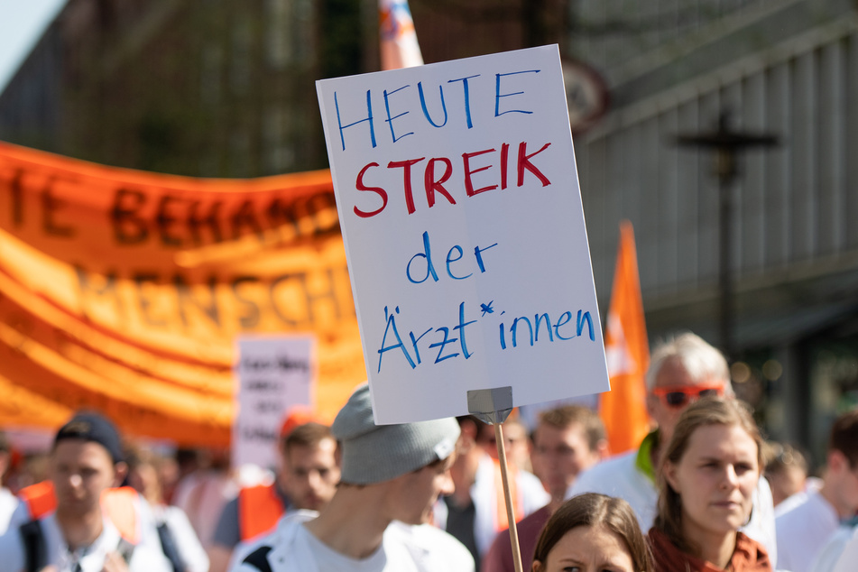 Hunderte Ärzte und Ärztinnen demonstrieren in Hamburg. (Archivbild)