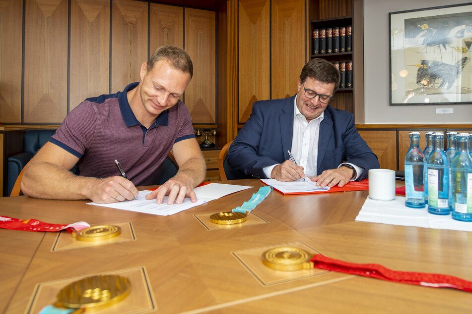 Die Ostsächsische Sparkasse verlängerte ihren Sponsorenvertrag mit dem Bobteam von Francesco Friedrich (32, l.) um weitere vier Jahre bis Cortina 2026.