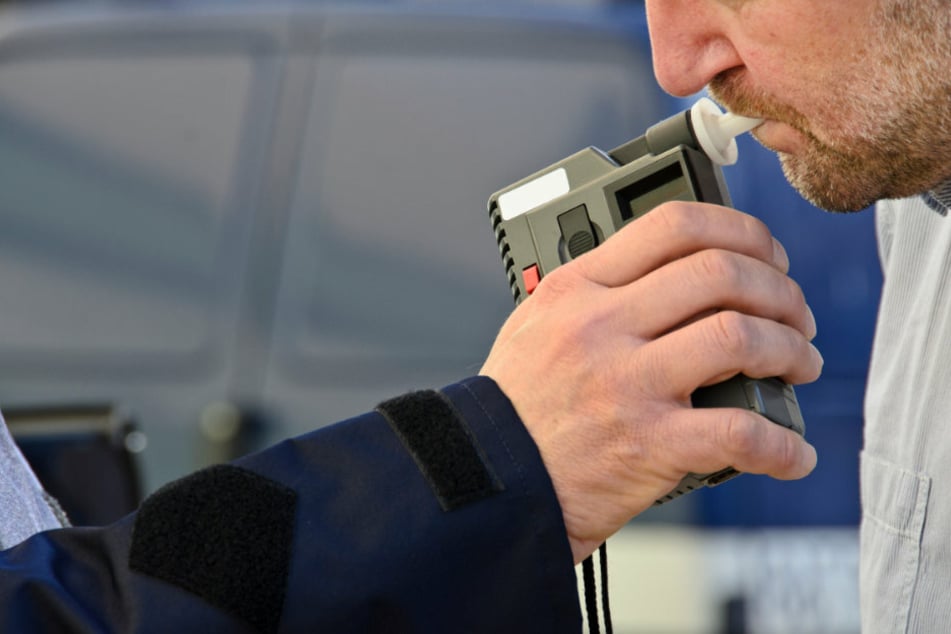 Ein 67-Jähriger wurde dabei erwischt, wie er völlig betrunken mit seinem Wagen durch Dessau fuhr. (Symbolbild)