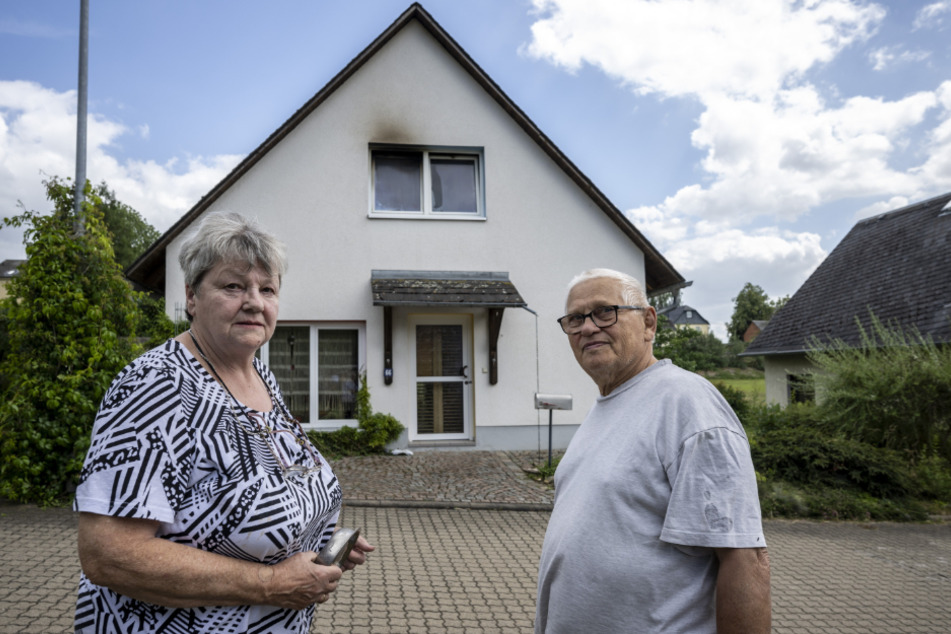 Sieglindes Nachbarn Monika Bosselt (70) und Harry Kurtz (81).