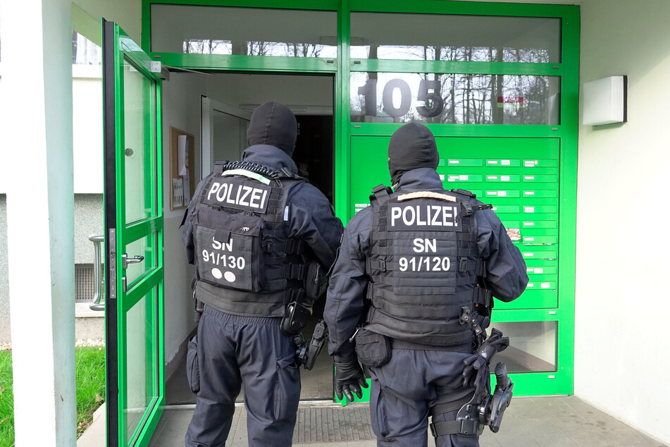 Die Chemnitzer Kriminalpolizei durchsuchte am Donnerstagmorgen mehrere Wohnungen in Chemnitz. Ihr Ziel: mutmaßliche Drogendealer dingfest zu machen.