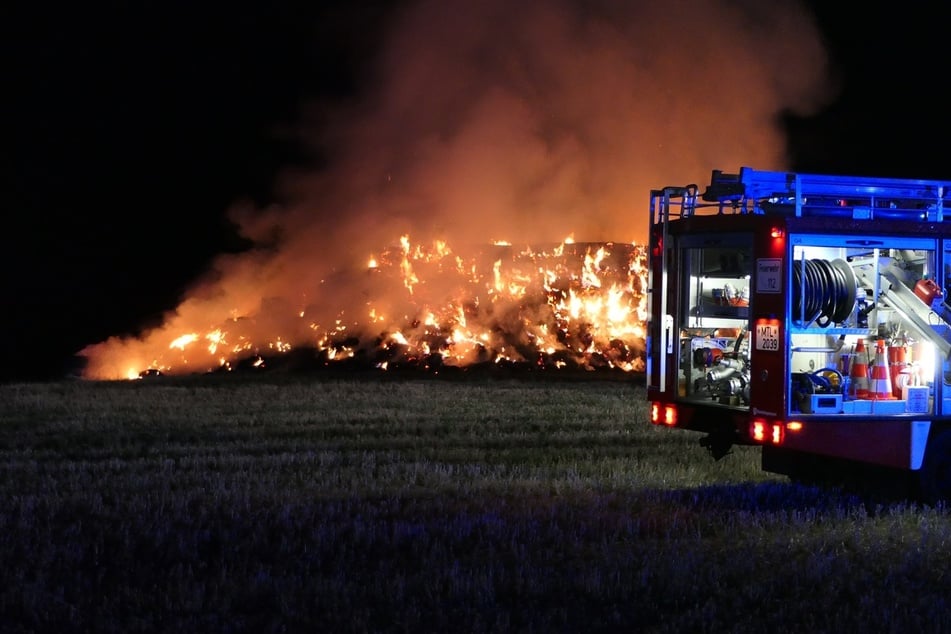 Mehr als 350 Strohballen standen am Samstagabend im Landkreis Leipzig in Flammen.