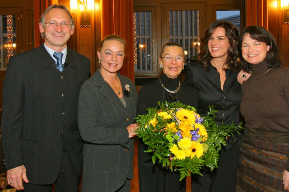 Jutta Müller (3.v.r.) erhielt 2008 die Ehrenbürgerschaft ihrer Heimatstadt Chemnitz. Hier mit ihren ehemaligen Schützlingen Jan Hoffmann, GabySeyfert, Katarina Witt und Anett Pötzsch (l-r) beim gemeinsamen Gruppenfoto.