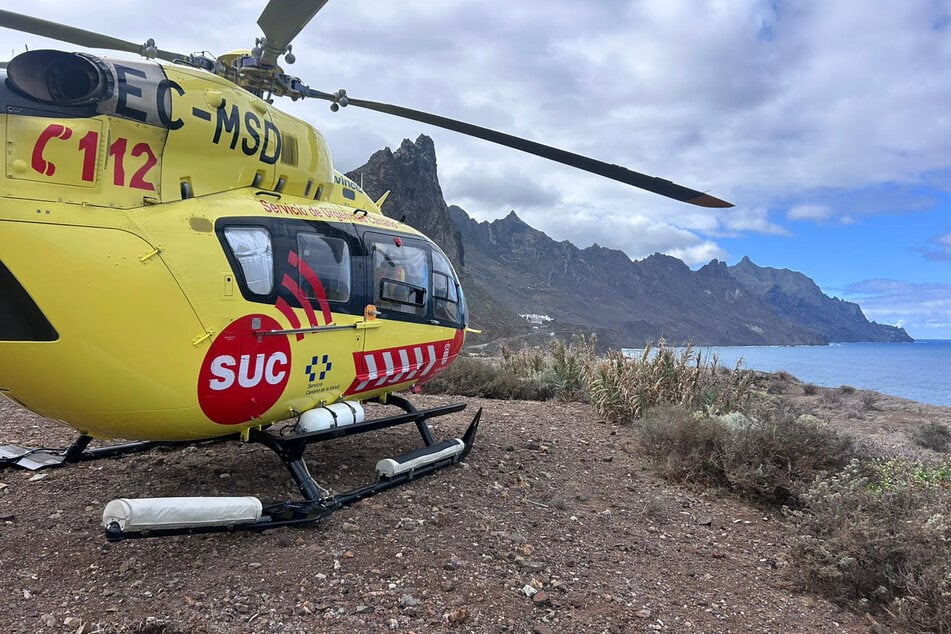 8. November 2025: Ein Helikopter von dem kanarischen Rettungsdienst in der Nähe vom Strand von Roque de Las Bodegas, einem der Unglücksorte. (Archivfoto)