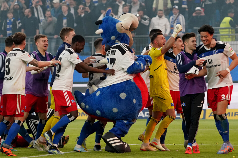 Die Spieler des HSV drehten nach dem knappen Derbysieg eine Ehrenrunde durch das Volksparkstadion, ließen sich von den Fans ausgiebig feiern.