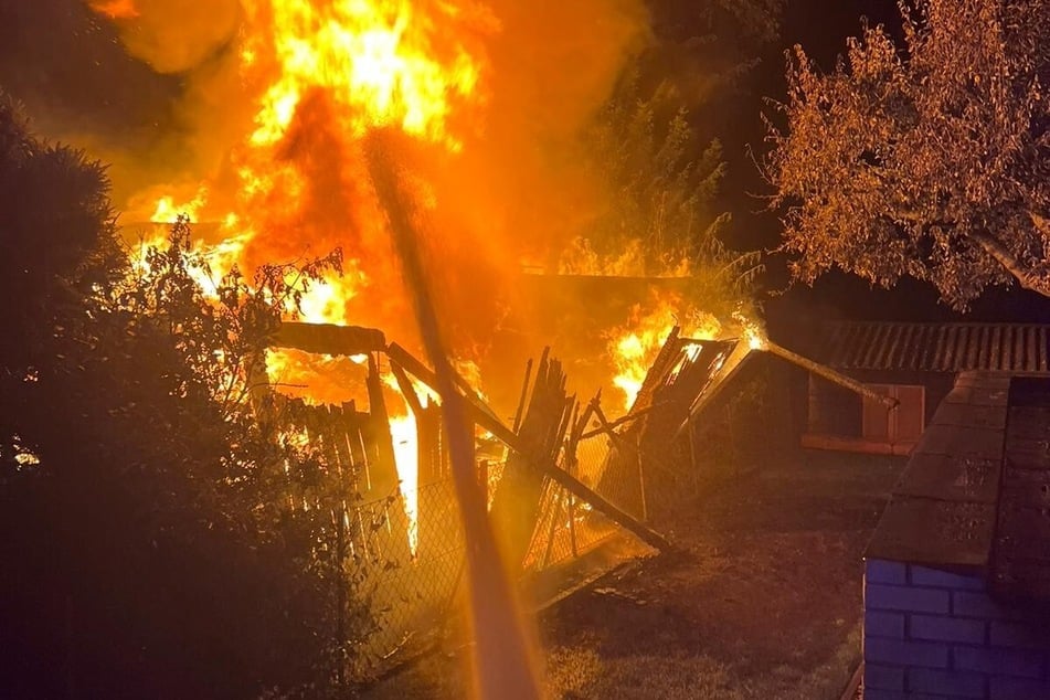 Laube steht in Vollbrand: Feuer droht auf Wohnhäuser überzugreifen