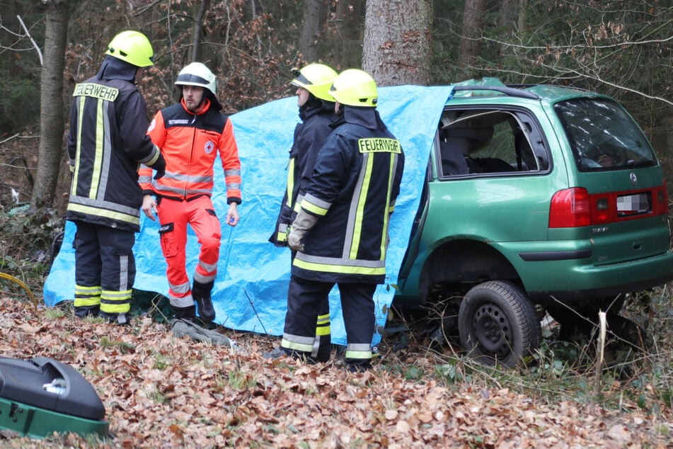 Nach dem Unfall auf der Kreisstraße von Dettendorf in Richtung Diespeck konnten die Retter nichts mehr für ihn tun.