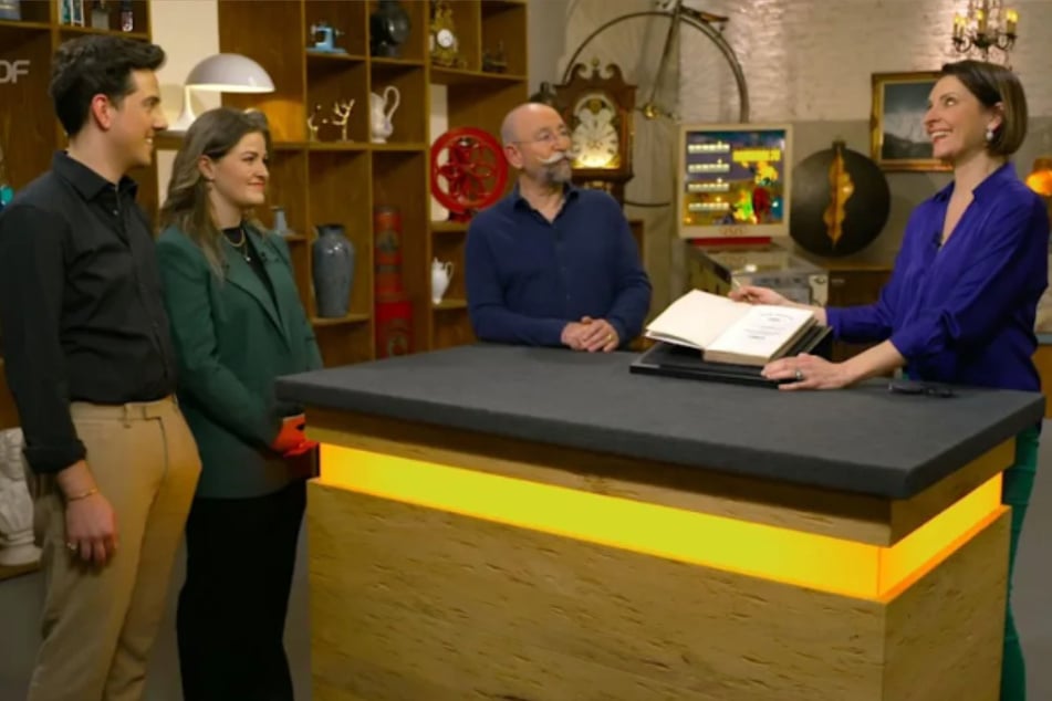 Musikstudent Cedric Höller (l., 24) möchte bei "Bares für Rares" die Partitur der 3. Symphonie von Felix Mendelssohn-Bartholdy zu Geld machen.