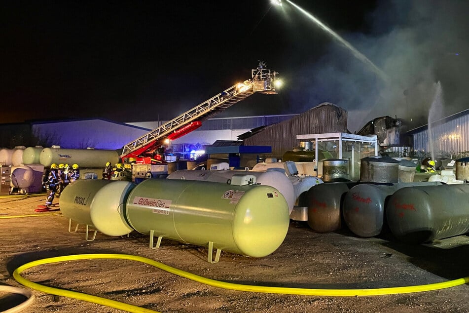 Mehrere Explosionen: Heikles Feuer in Lagerhalle mit Gasflaschen