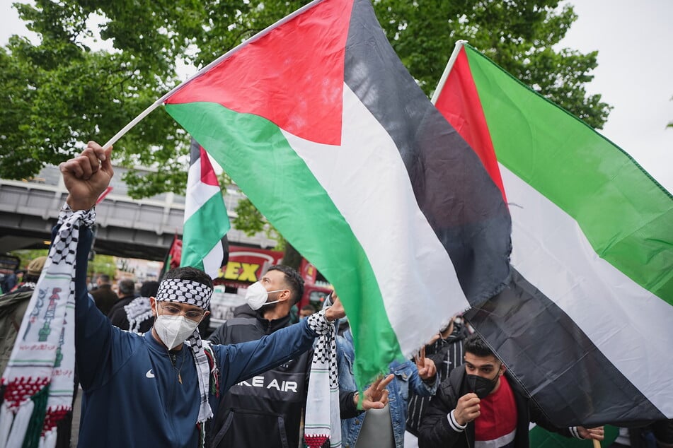 In Berlin kamen bereits am Freitag Demonstranten bei einer Kundgebung palästinensischer Unterstützer im Konflikt zwischen Israel und den Palästinensern in Kreuzberg zusammen.