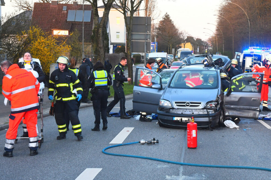 Unfall mit mehreren Autos in Hamburg: Drei Menschen teils schwer verletzt!