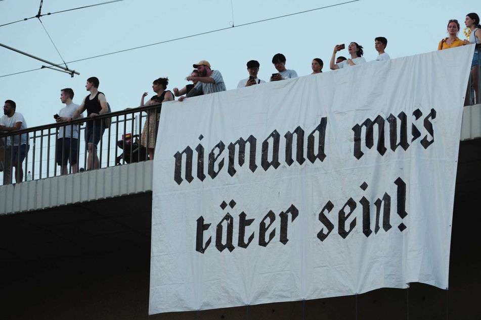 Dresden: Demozug protestiert gegen "Feine Sahne Fischfilet": Plötzlich hängt ein Banner an der Carolabrücke