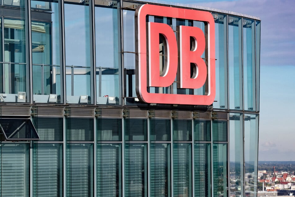 Das Logo der Deutschen Bahn ist am "Bahntower" in Berlin zu sehen - eine ZDF-Dokumentation enthüllt brisante Informationen über den DB-Konzern.