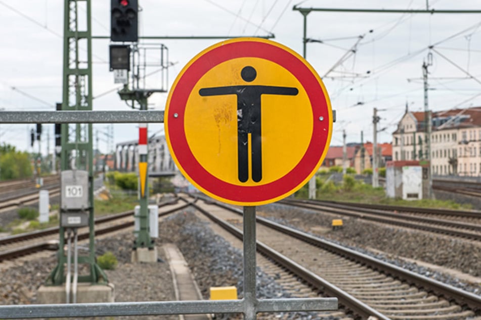 Die Bundespolizeidirektion München sucht nach unbekannten Tätern, die Steine und Äste auf Bahngleise gelegt haben.