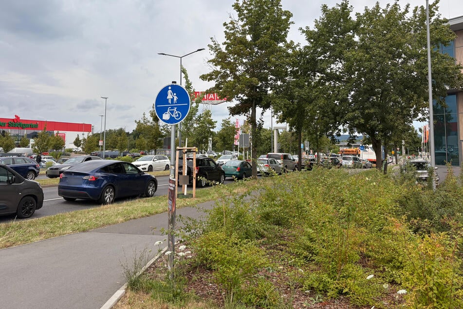 Ist man vom Parkdeck erst einmal runter, zeigt sich das erhöhte Verkehrsaufkommen besonders auf der Rechtsabbiegerspur der Tschirnhausstraße in Richtung Dohnaer Straße deutlich.