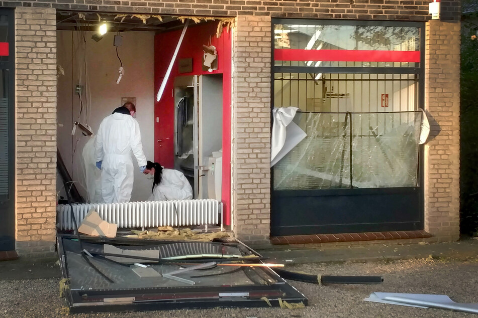 Der Geldautomat im Vorraum einer Bank in Geilenkirchen wurde am frühen Dienstagmorgen gesprengt.
