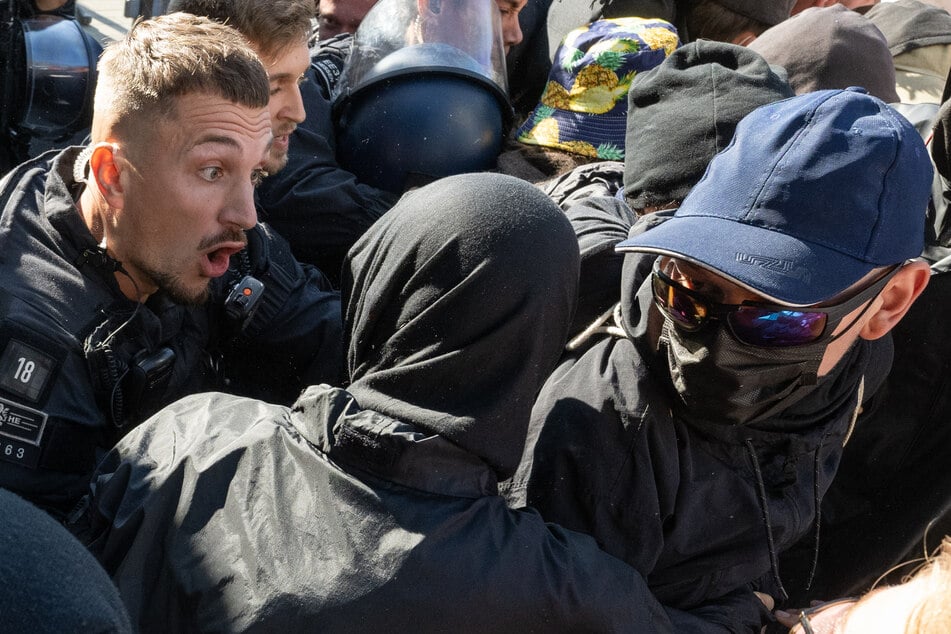 Polizisten und Demonstranten aus dem linken Spektrum gerieten am Rande des Landesparteitages der hessischen AfD aneinander.