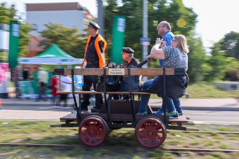Beim Brunnenfest können Besucher mit einer Draisine fahren.
