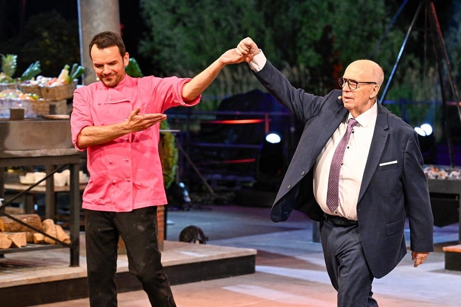Star-Koch Steffen Henssler (52, l.) verabschiedet das einstige Schwergewicht aus seiner Show.