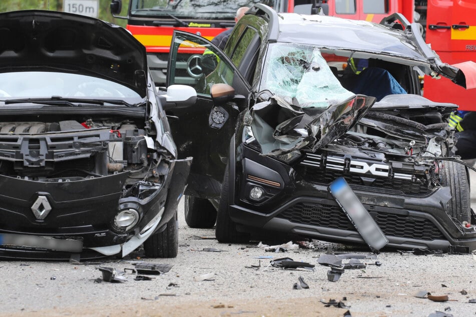 Furchtbarer Unfall: Dacia-Fahrerin kracht in Traktor und verstirbt noch vor Ort