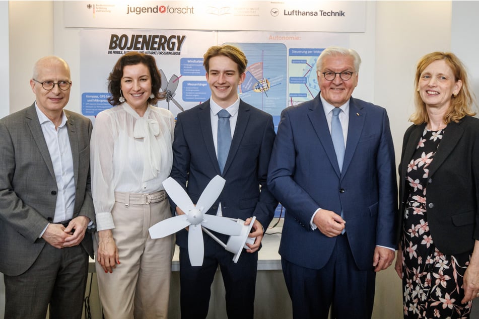Auch Peter Tschentscher (59, SPD, l-r), Erster Bürgermeister Hamburgs, Dorothee Bär (47, CSU), Bundesforschungsministerin und Karin Prien (59, CDU), Bundesbildungsministerin, waren bei der Preisverleihung vor Ort.