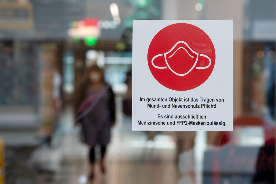Die Maskenpflicht in Sachsen wird verschärft: Ab Dienstag muss in geschlossenen Räumen und Läden eine FFP2-Maske getragen werden. (Symbolbild)