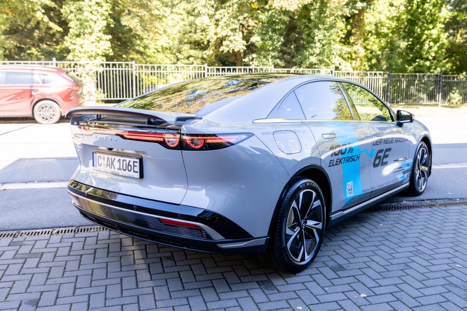Das kurze Heck, die rahmenlosen Seitenscheiben und die elegante coupéhafte Limousinenform lassen nicht vermuten, dass es sich beim Mazda6e um einen praktischen Fünftürer handelt.
