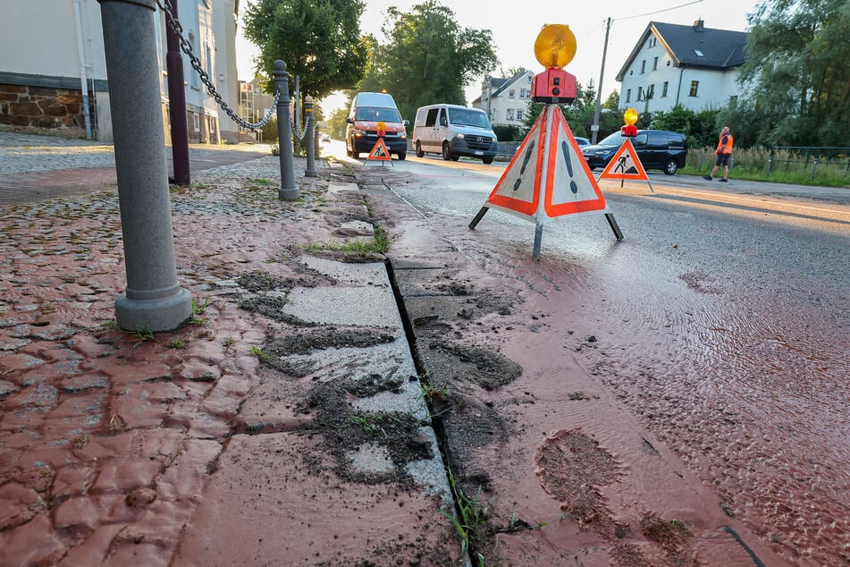 Am Rathaus in Oberlungwitz (Landkreis Zwickau) brach am Dienstagmorgen eine Wasserleitung.