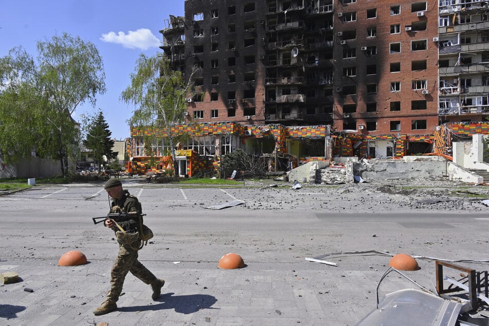 Ein ukrainischer Soldat geht an beschädigten Gebäuden im Zentrum von Pokrowsk vorbei, dem Schauplatz der schwersten Gefechte mit den russischen Truppen in der Region Donezk.