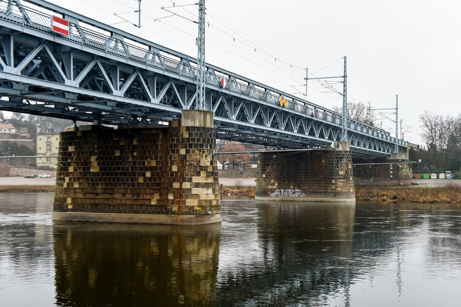 Die Attacke geschah am Montag auf der Eisenbahnbrücke in Meißen. (Archivfoto)