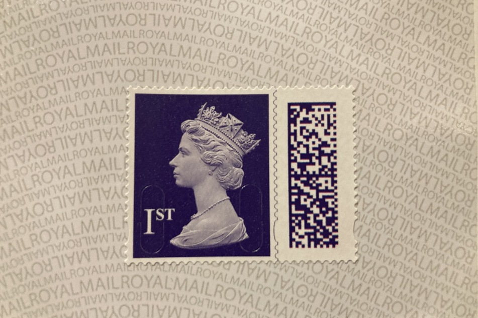 Auch alle Briefmarken mit dem Konterfei der Queen bleiben weiterhin gültig, es werden aber keine neuen mehr hergestellt.
