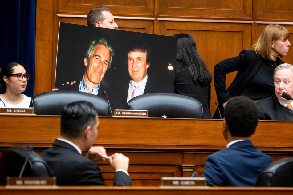 Representative Jared Moskowitz holding a photo of Jeffrey Epstein (l.) and Donald Trump (r.) during a House Committee on Oversight and Accountability hearing on January 1, 2024.