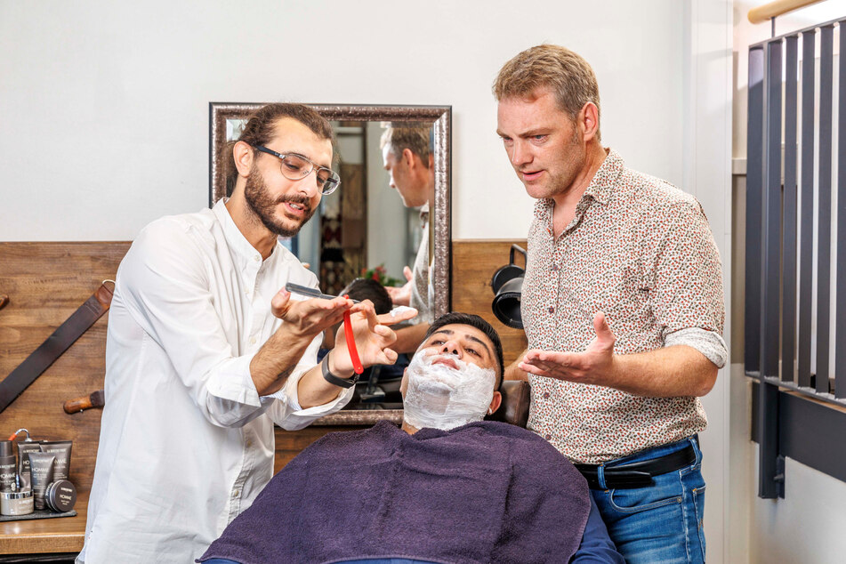 Barbier Ahmad Al Hussein (27, l.) zeigt Hinrich Horn (44, r.) die perfekte Rasur.