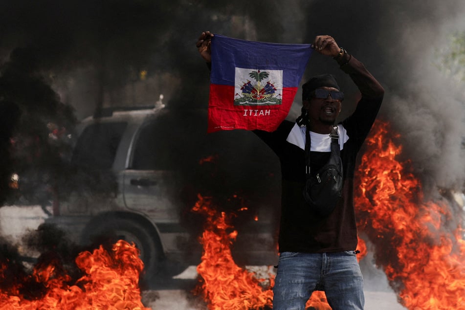 The US will contribute $300 million to a multinational security force set up to deal with the crisis in the Haitian capital of Port-au-Prince.