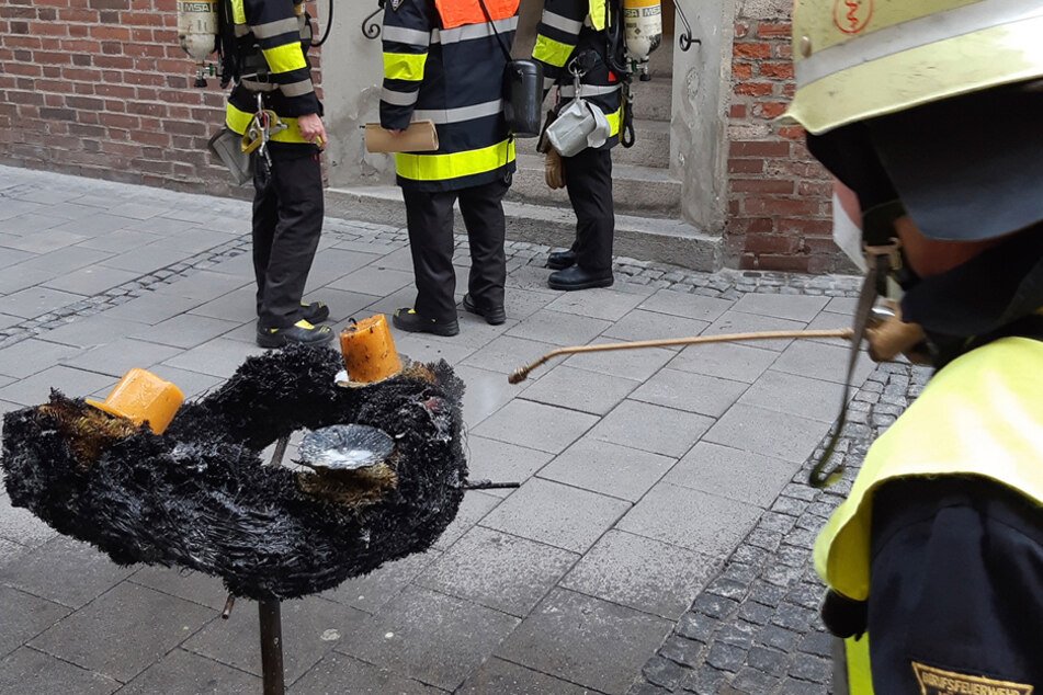 Die Feuerwehr brachte die Überreste ins Freie und begann mit den Lüftungsmaßnahmen.