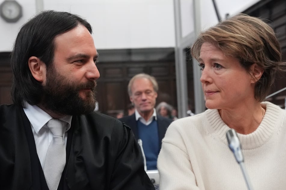 Christina Block (52) mit ihrem Anwalt Ingo Bott (42). Im Hintergrund ihr mitangeklagter Lebensgefährte Gerhard Delling (66).