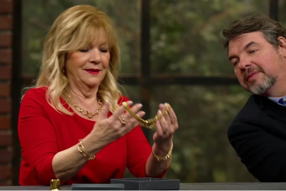 Händlerin Elke-Velten-Tönnies (73) und ihre Kollegen sind nicht bereit, mehr als 7700 Euro für das Schmuckstück auszugeben.