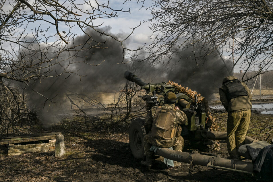 Ukrainische Soldaten feuern auf russische Positionen nahe Bachmut.