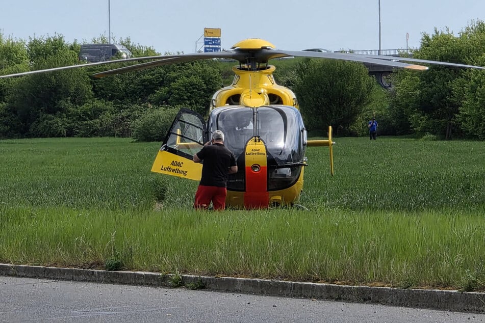 Ein Rettungshubschrauber landete neben der Autobahn.