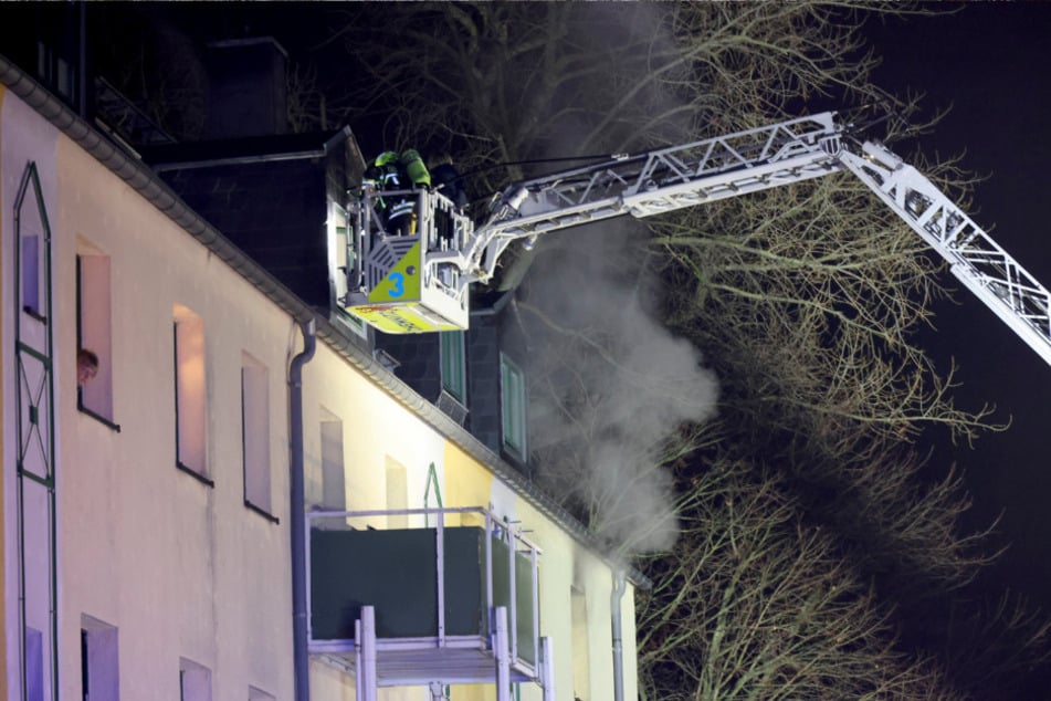 Mithilfe der Drehleiter wurde der 28-jährige Bewohner von einem Balkon gerettet.